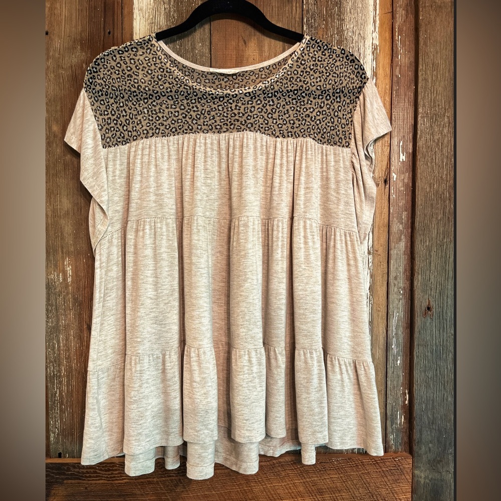 ❤️ 5/$25 ODDY Tiered top in tan with leopard print accent